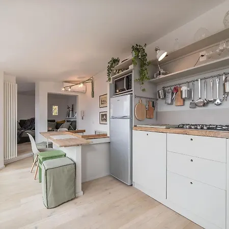 Guesthost - Piazza Venezia&colosseum Loft Апартаменты *