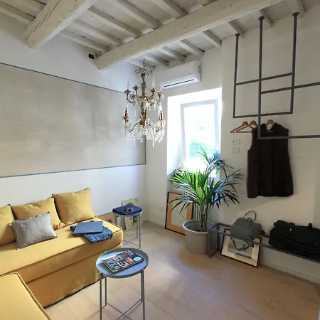 Guesthost - Piazza Venezia&colosseum Loft Apartment Rome